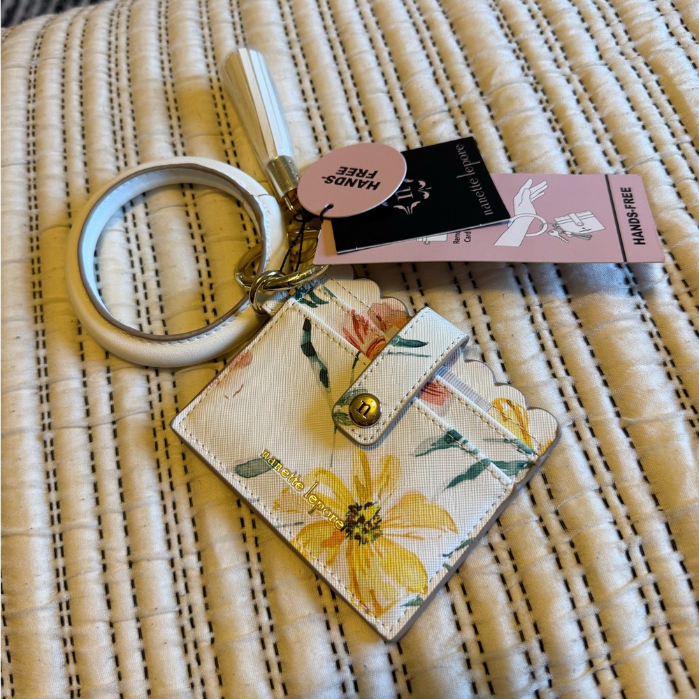 Floral White Keychain Wallet 💳